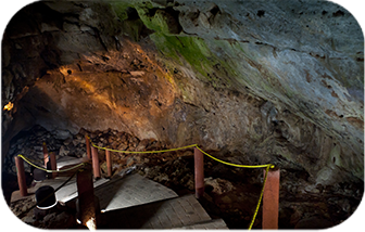 Imagen de las escaleras que bajan a la gruta.